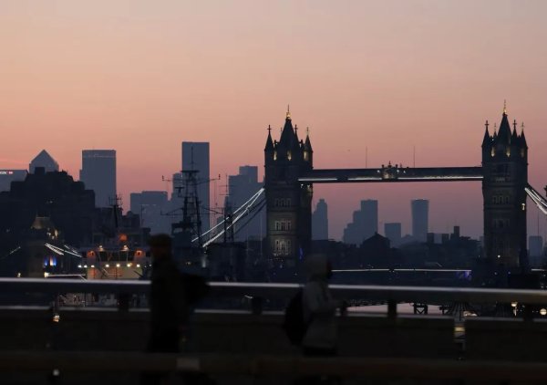 正规的实盘股票配资平台 英国PMI站上荣枯线，8月降息已被定价？英镑走强或只是“昙花一现”